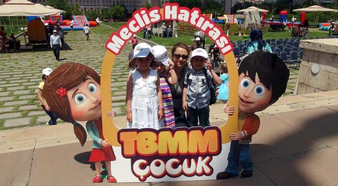 Meclis bahçesinde karne şenliği Meclis bahçesinde karne şenliği