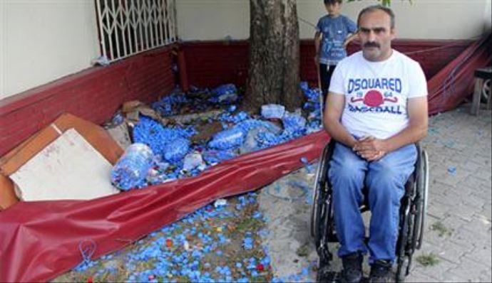 Sakatlar Derneği'nden mavi kapak çaldılar Sakatlar Derneği'nden mavi kapak çaldılar