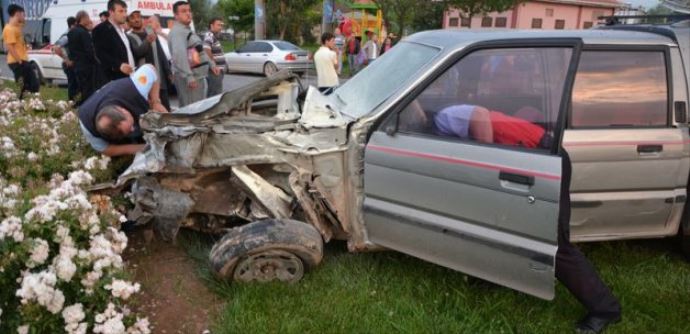 Kilis'te minibüs ile otomobil çarpıştı: 4 ölü Kilis'te minibüs ile otomobil çarpıştı: 4 ölü
