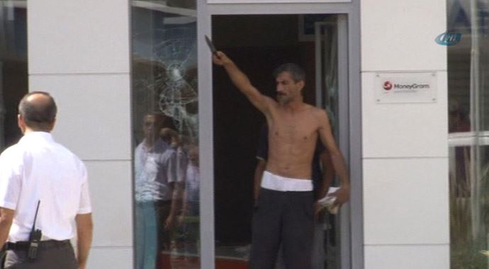İzmir&#039;de dehşet! Aile boyu baltalı banka baskını...