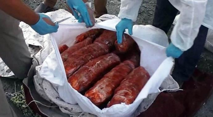Uyuşturucu sevkiyatında bu da oldu, köpekler koku almasın diye...