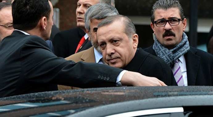 Başbakan Erdoğan'la görüşmek için pankart açtılar