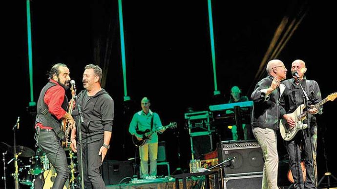 Cem Yılmaz, MFÖ konserinde göz doldurdu Cem Yılmaz, MFÖ konserinde göz doldurdu