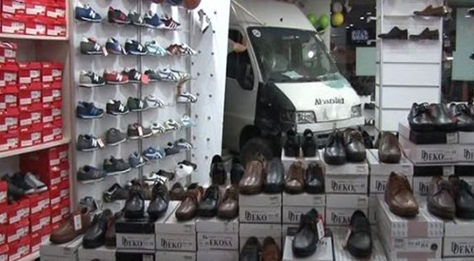 Minibüs dükkana daldı Minibüs dükkana daldı