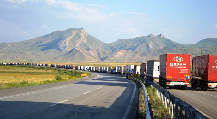 Gürbulak Sınır Kapısı'nda 17 kilometrelik TIR kuyruğu Gürbulak Sınır Kapısı'nda 17 kilometrelik TIR kuyruğu