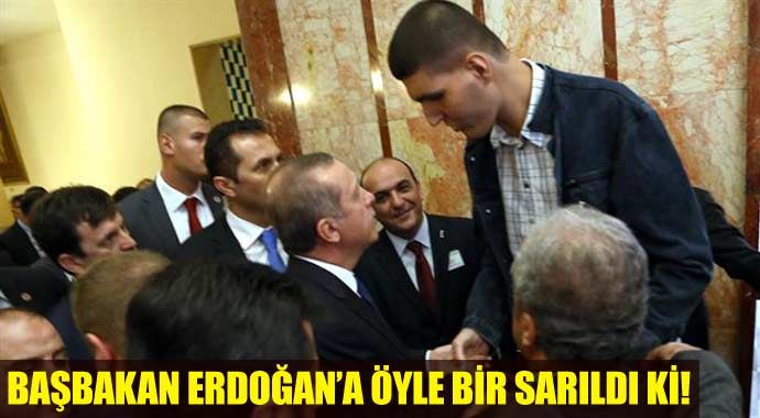Başbakan Erdoğan'a öyle bir sarıldı ki!