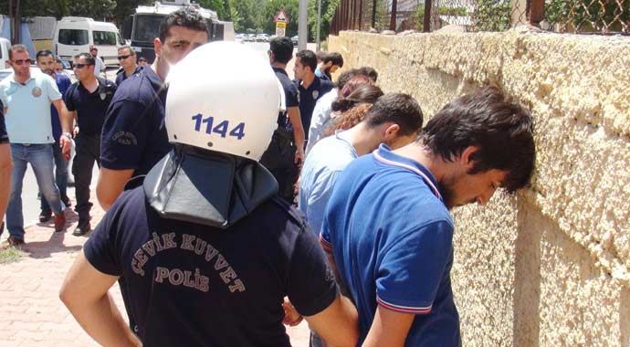 Üniversitesi öğrencilerinden polise molotoflu saldırı Üniversitesi öğrencilerinden polise molotoflu saldırı