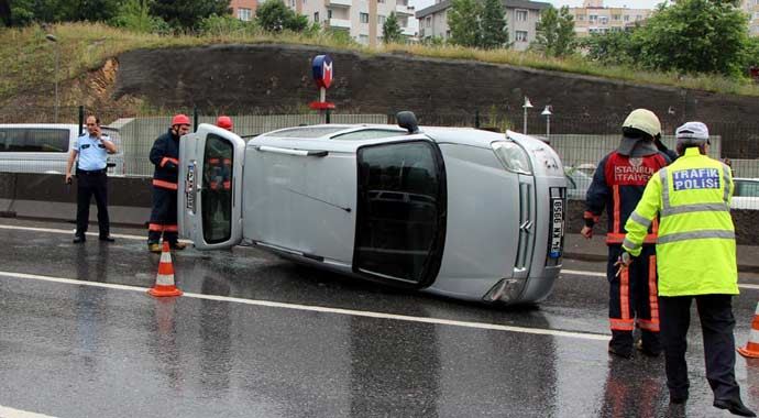 Araç yan yattı, E-5'te trafik kilit! Araç yan yattı, E-5'te trafik kilit!