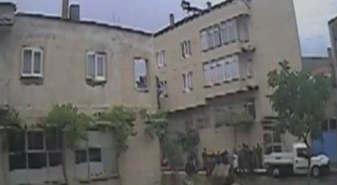 Yaşlı adam kamyonetin altında böyle kaldı! Yaşlı adam kamyonetin altında böyle kaldı!