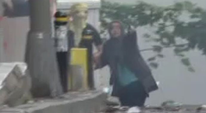 Eylemcilerin yanına gitti ve... Eylemcilerin yanına gitti ve...