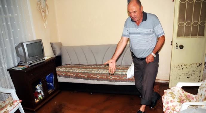 Bodrum&#039;da DSİ içme suyu hattındaki patlamada evleri sel bastı