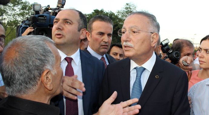 İhsanoğlu&#039;nun katıldığı iftarda silah patladı, ortalık karıştı 