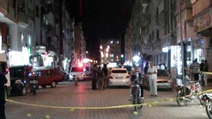 Ailelerin kavgası sokağa sıçradı: 13 yaralı Ailelerin kavgası sokağa sıçradı: 13 yaralı