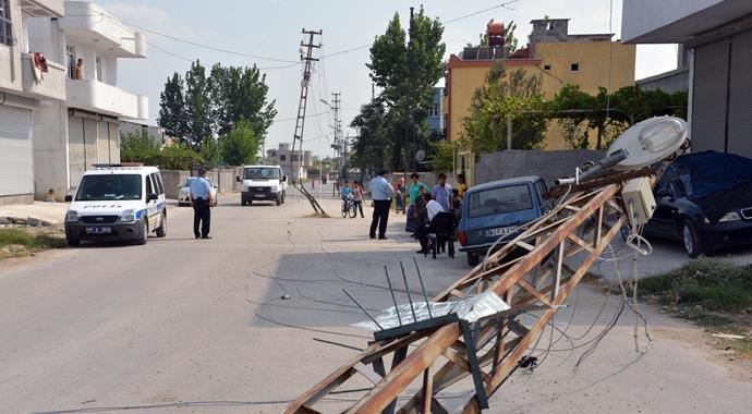 Polis devrilen elektrik direği yanında bakın ne için nöbet tuttu!