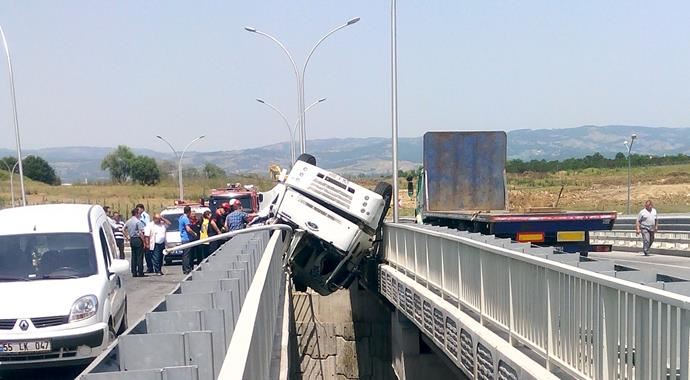 Kocaeli&#039;de devrilen TIR&#039;da sıkışan sürücü can verdi