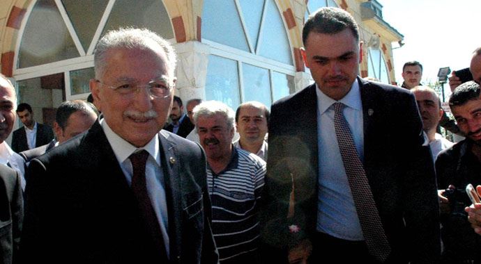 Ekmeleddin İhsanoğlu, Abdurahman Gazi türbesini ziyaret etti