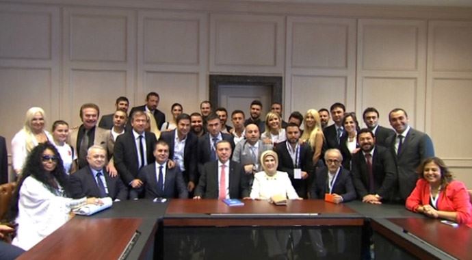 Başbakan sanatçılarla özel görüştü