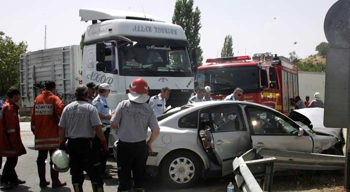 TIR otomobili biçti: 1 ölü, 3 yaralı TIR otomobili biçti: 1 ölü, 3 yaralı
