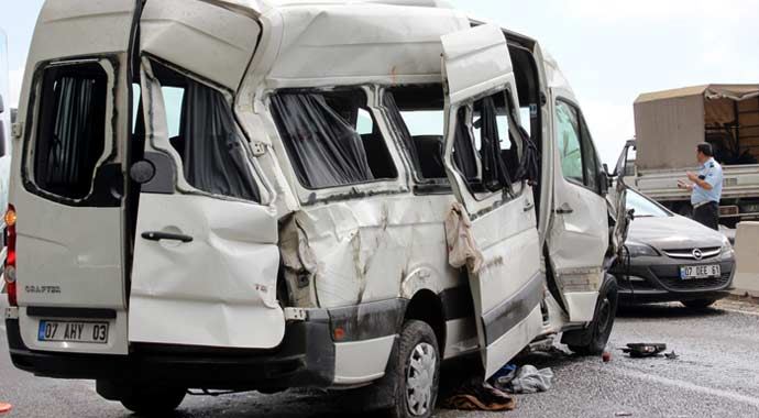 Turist servisi takla attı: 8 yaralı