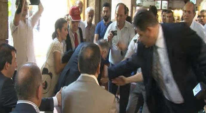 İhsanoğlu protesto edildi, düşme tehlikesi atlattı