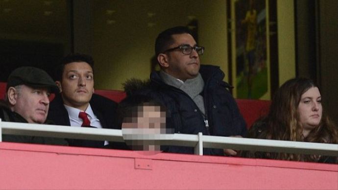 Mesut Özil'den 'şeref tribün' jesti Mesut Özil'den 'şeref tribün' jesti