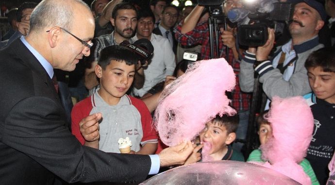 Bakan, çocuklara pamuk şeker dağıttı
