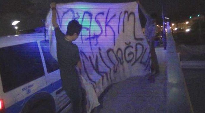 Polisi alarma geçiren pankart Polisi alarma geçiren pankart