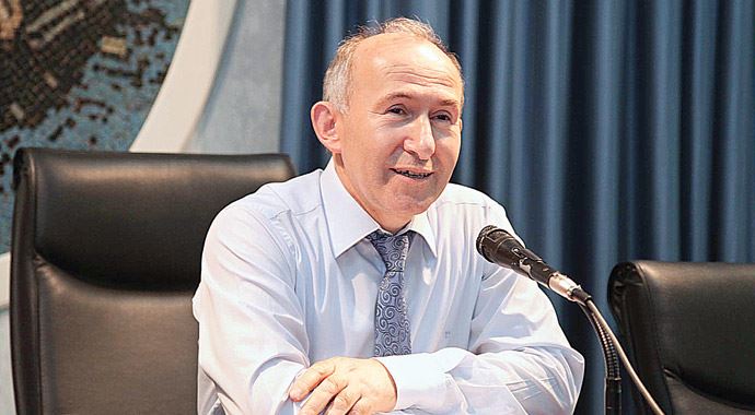 Prof. Dr. Ahmet Şimşirgil, kitaplarını imzaladı Prof. Dr. Ahmet Şimşirgil, kitaplarını imzaladı