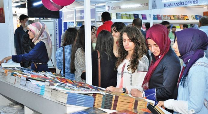 Kitap fuarına yoğun ilgi var Kitap fuarına yoğun ilgi var