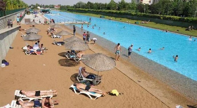 Denizi olmayan şehrin plajına akın!