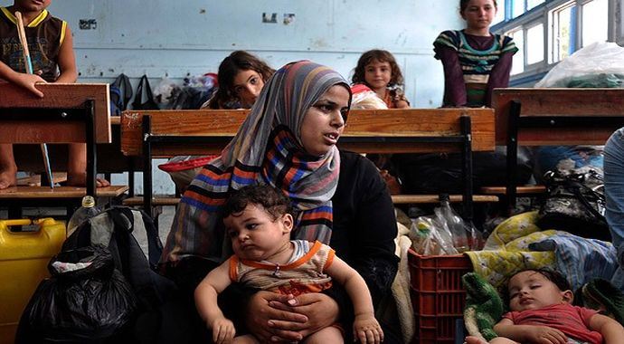 Binlerce Gazzeli UNRWA&#039;ya ait okullara sığındı