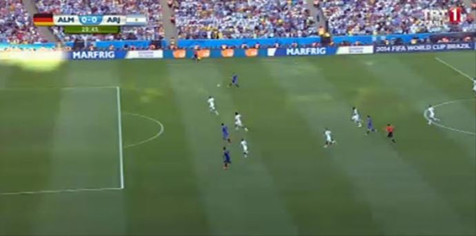 İlk gol bayrağa takıldı!