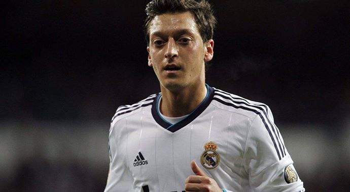 Mesut Özil mecburen formasız kalmış!