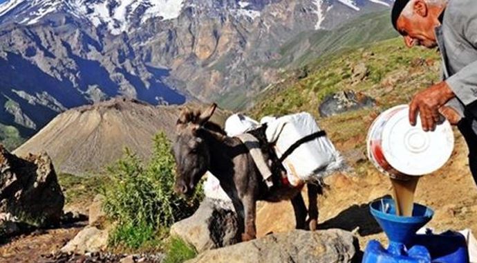 Çamurlu suyu dinlendirip içiyorlar