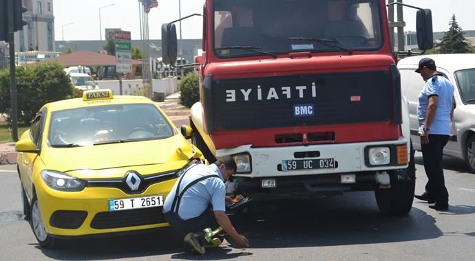 Tekirdağ&#039;da yangına giden itfaiye aracı kaza yaptı