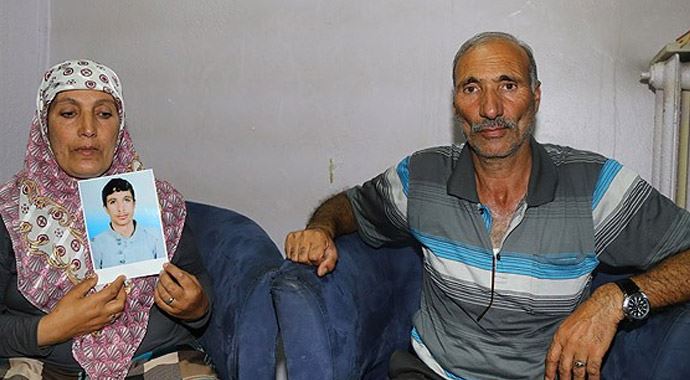 LYS'de dereceye giren gencin ailesi oturma eylemine katıldı LYS'de dereceye giren gencin ailesi oturma eylemine katıldı