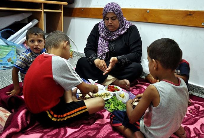 Füzelerin gölgesinde iftar yapıyorlar