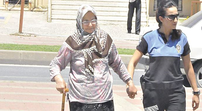 Torununu türbanıyla boğarak öldürdü