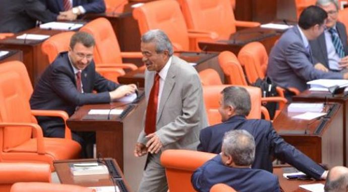 Kamer Genç MHP'ye geçti! Kamer Genç MHP'ye geçti!