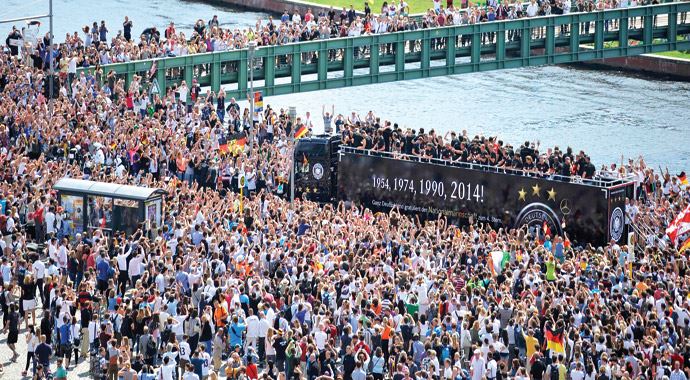 Dünya Kupası'nı kazanan Almanya zaferin tadını çıkarıyor Dünya Kupası'nı kazanan Almanya zaferin tadını çıkarıyor