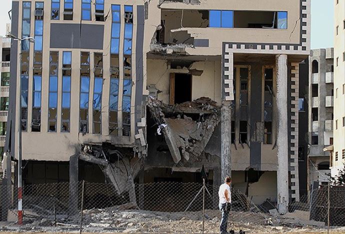 İsrail, Filistin Bakanlık binasını bombaladı