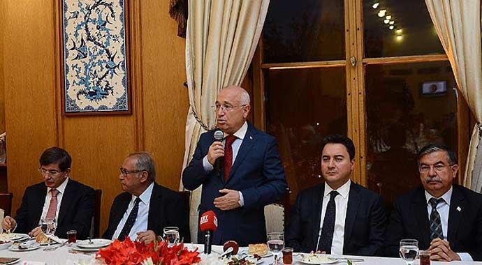 Cemil Çiçek: 'Ölen de öldüren de tekbir getiriyor' Cemil Çiçek: 'Ölen de öldüren de tekbir getiriyor'