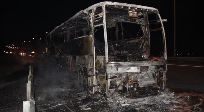 Ankara&#039;da 54 yolcusu olan otobüs cayır cayır yandı