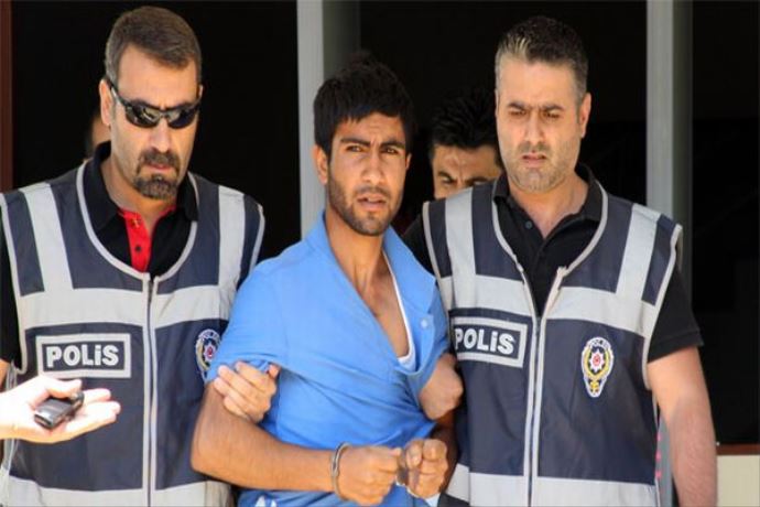 Bayrağı indirmek isterken vurulan zanlı emniyette