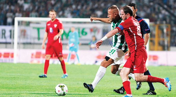 Bursa duvara çarptı