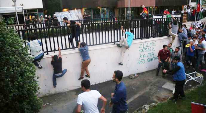 İsrail Başkonsolosluğu'na girmeye çalıştılar