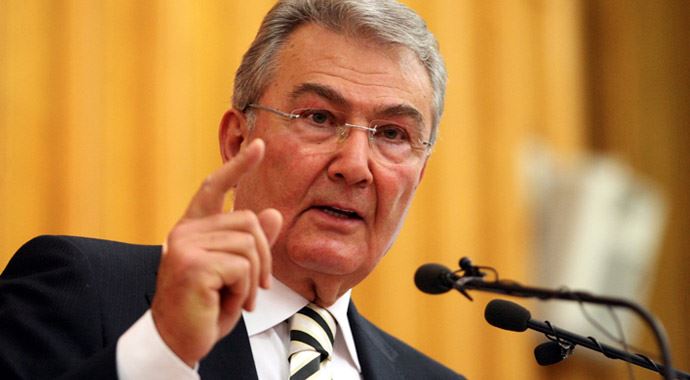 Deniz Baykal&#039;dan yeni parti kurma sinyali