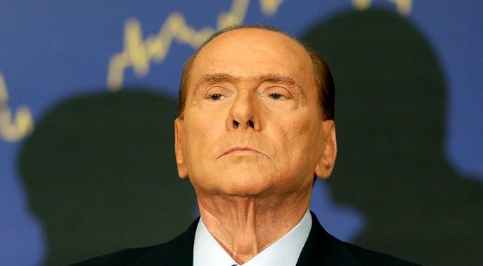 Berlusconi beraat etti! Berlusconi beraat etti!