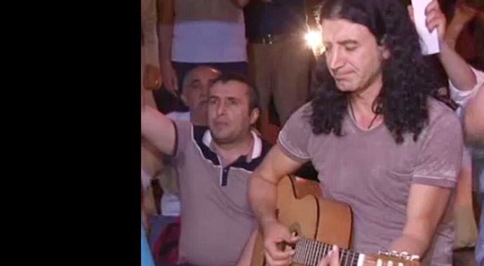 Murat Kekilli, İsrail'i 'gitarıyla' protesto etti Murat Kekilli, İsrail'i 'gitarıyla' protesto etti