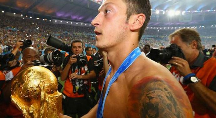 Mesut Özil formasını kime verdi? İşte o isim... Mesut Özil formasını kime verdi? İşte o isim...